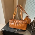 Bolso de hombro retro vintage en cuero PU marrón caramelo brillante con hebilla de plata - Marrón