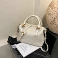 Elegante cremeweiße Boston Tasche mit goldenen Beschlägen und glattem Kunstleder-Finish - Weiß