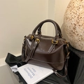Dunkelbraune Boston-Tasche aus Öl-Wachs-Leder mit Kontrastnähten und Gold-Hardware - Braun