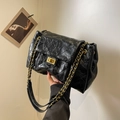 Klassieke zwarte gewatteerde crossbodytas met vintage gouden ketting en draaisluiting - Zwart