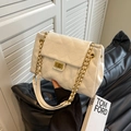 Sac sous le bras matelassé blanc rétro avec chaîne dorée et fermoir pivotant - Blanc