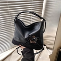 Bolso tote negro de moda con ribete de felpa, estampado de corazón y elegante lazo decorativo - Negro