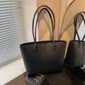 Bolso tote clásico en piel negra granulada con correas largas para uso diario moderno - Negro Grande
