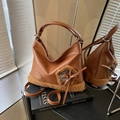 Bolso hobo marrón caramelo en cuero liso y felpa con detalle de corazón único - Marrón