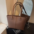 Bolso tote de cuero marrón con costura vertical y asas largas para uso diario - Café grande