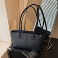 Bolso tote negro con textura de grano, costuras verticales y asas largas de hombro - Negro Pequeño