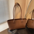 Bolso tote marrón de piel granulada con costuras verticales y tirantes delgados - Café Pequeño