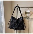 Retro black tote bag with marble texture and golden hardware for daily commute - No Pendant / Black