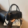 Sac Boston noir classique en cuir brillant avec bandoulière réglable et détails en laiton - Noir