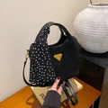 Sac seau rétro noir mat pour femme avec poignée foulard à pois et logo doré - Noir