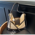 Dettaglio ravvicinato di tela beige e pelle marrone con finiture metalliche dorate - Con Ciondolo / Cachi