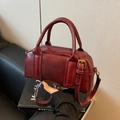 Sac Boston bordeaux vintage en cuir synthétique avec poignées et bandoulière - Bordeaux