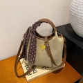Sac seau rétro bicolore crème et marron avec foulard en soie et logo triangulaire - Vert