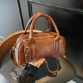 Sac Boston vintage marron avec logo embossé et bandoulière réglable pour femmes - Marron