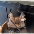 Dettaglio borsa tote vintage in tela con finiture in pelle e ciondolo da baseball - Con Ciondolo / caffè
