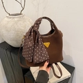 Sac seau vintage café foncé mat avec foulard à pois et logo triangle doré chic - Marron