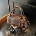 Sac à main Boston vintage marron foncé avec texture en cuir mat et détails dorés - café