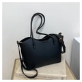Détail du sac cabas noir en cuir grainé avec boucles dorées et doubles poignées - Noir