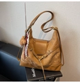Detail der karamellfarbenen Hobo-Tasche mit Teddybär und kariertem Schal-Anhänger - Mit Anhänger / Khaki
