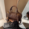 Borsa Boston a cilindro in pelle marrone con finiture dorate e ciondolo a orsetto - Marrone