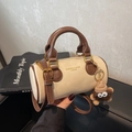 Borsa a cilindro beige con tracolla marrone e ciondolo mostriciattolo di peluche - Bianco Sporco