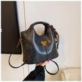 Sac fourre-tout gris foncé à texture vintage avec breloque tissée pour femmes - Noir avec pendentif