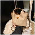 Sac fourre-tout beige et marron chic avec logo triangulaire et bandoulière amovible - Marron avec pendentif