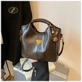 Sac fourre-tout vintage marron foncé avec plaque dorée et pendentif tressé élégant - Café avec Pendentif