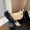 Bolso bandolera de media luna en blanco y negro con detalle de lazo metálico - Negro