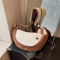 Bolso bandolera de ante marrón y sherpa blanco con un lazo metálico negro decorativo - Marrón
