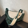 Bolso bandolera de media luna en sherpa verde oscuro y blanco con lazo de metal - Verde