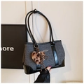 Bolso de hombro tejido gris con adornos de charol negro y colgante de leopardo - Negro con colgante