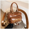 Bolso Boston vintage de cuero marrón con parche Holiday de felpa y detalles dorados - Marrón