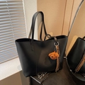 Sac cabas en cuir noir mat avec pendentif chien et pompon pour femme, style vintage - Noir avec pendentif