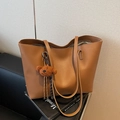 Sac fourre-tout marron vintage en similicuir avec charm ours en peluche et anses - Marron avec pendentif