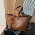 Sac cabas vintage en cuir marron avec breloque ours en peluche et doubles bretelles - Café avec Pendentif