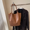 Grand sac cabas minimaliste en cuir marron avec finition brillante et longue bandoulière - Brun Sans Pendentif