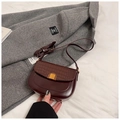 Détail du rabat en cuir de crocodile bordeaux et boucle carrée dorée vintage sur le sac - Sans Pendentif / Café