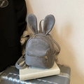 Mini sac à dos gris foncé avec oreilles de lapin en suédine et fermetures éclair dorées - Sans pendentif / Gris