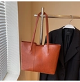 Vintage caramel large tote bag in oily leather with decorative stitching and long straps - Brown (Without Pendant)