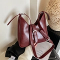 Retro burgunderrote Halbmond-Beuteltasche aus Kunstleder mit breitem Gurt und Metallschnalle - Rot