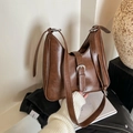 Braune Vintage-Eimertasche aus Kunstleder mit Silberschnalle und verstellbarem Riemen - Braun