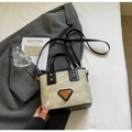 Sac seau en toile beige avec finitions en cuir noir et détails dorés élégants - Blanc & Noir (Sans Pendentif)