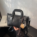 Sac docteur classique en cuir noir avec surpiqûres blanches et bandoulière amovible - Avec Pendentif Baseball / Noir