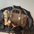 Sac à main vintage en cuir marron avec surpiqûres blanches et charme de baseball - Avec Pendentif Baseball / Kaki