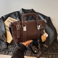 Sac à main Boston marron foncé rétro avec surpiqûres blanches et charme de baseball - Avec Pendentif Baseball / Marron