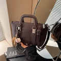 Sac à main Boston marron foncé avec surpiqûres blanches et breloque de baseball - Avec Pendentif Baseball / Café