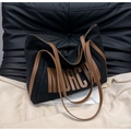 Detail van zwarte shopper met bruine leren handvatten en MARCA-belettering op de stoffen tas - Zwart