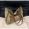 Detail van de olijfgroene nylon shopper met bruine leren handvatten en MARCRA-borduurwerk - Bonengroen
