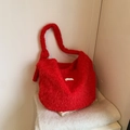 Borsa hobo rossa in peluche con texture soffice e design capiente alla moda - Rosso
